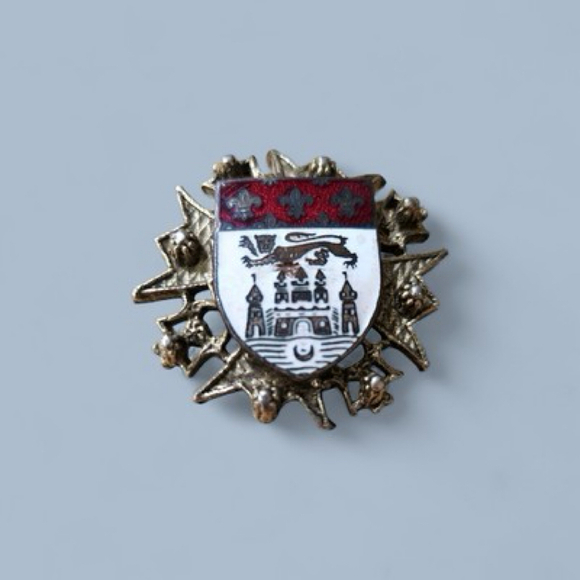 CORO Heraldic Red Enamel Crest Shield Silver Tone Coat of Arms Edinburg Vintage - Picture 1 of 5